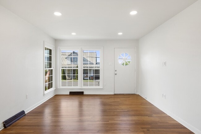 389 Thompson St in Strasburg, VA - Foto de edificio - Building Photo