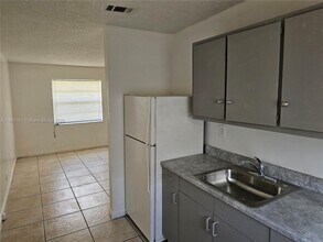 2451 NW 8th Pl in Fort Lauderdale, FL - Building Photo - Building Photo