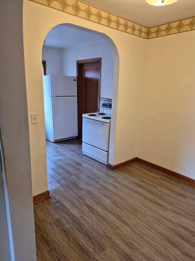 121 3rd Ave E, Unit 119.5 3rd Ave E Apt 2