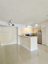 8030 N Nob Hill Rd in Tamarac, FL - Foto de edificio - Building Photo