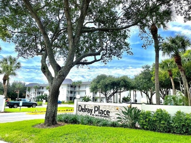 240 SE 10th St in Delray Beach, FL - Foto de edificio - Building Photo