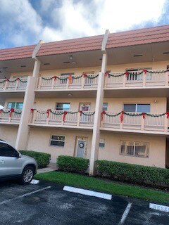 6850 Royal Palm Blvd in Margate, FL - Foto de edificio