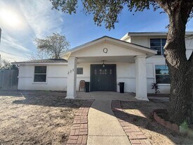 233 S Iowa St in San Juan, TX - Building Photo