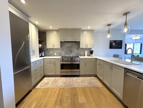 100 Ledgewood Dr-Unit -517 in Stoneham, MA - Building Photo - Building Photo