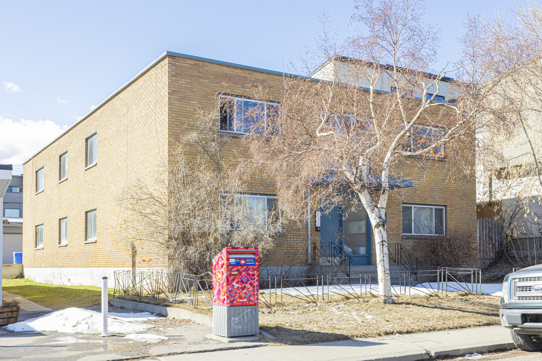 Knob Hill Manor in Calgary, AB - Building Photo