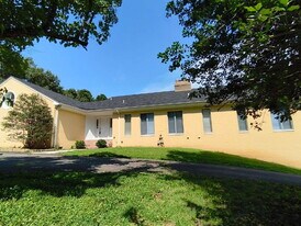 901 Walker Rd in Great Falls, VA - Building Photo