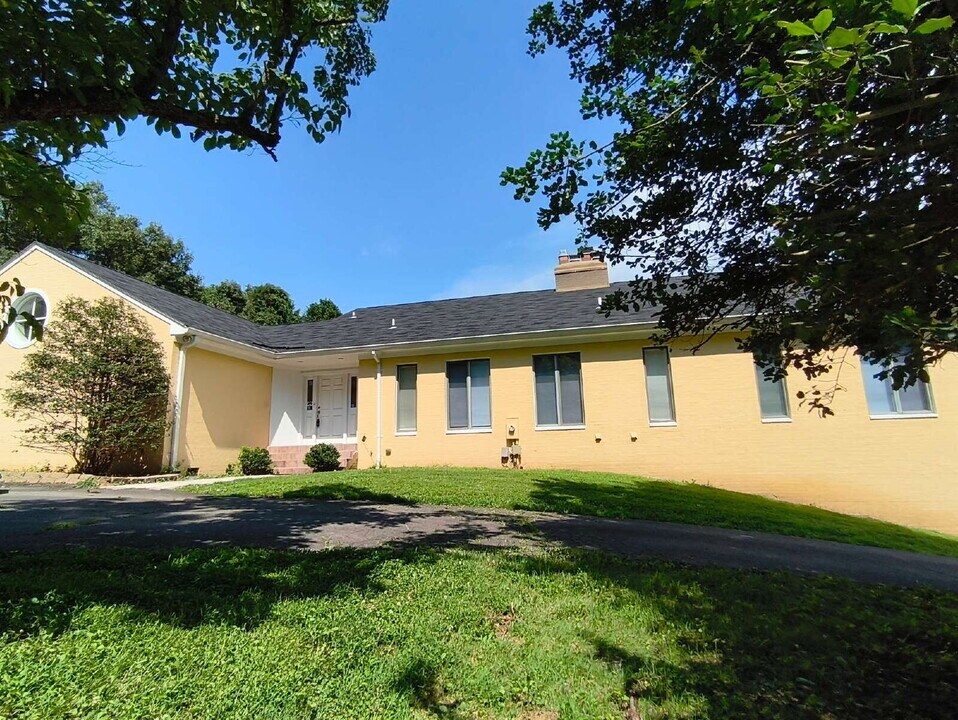 901 Walker Rd in Great Falls, VA - Building Photo
