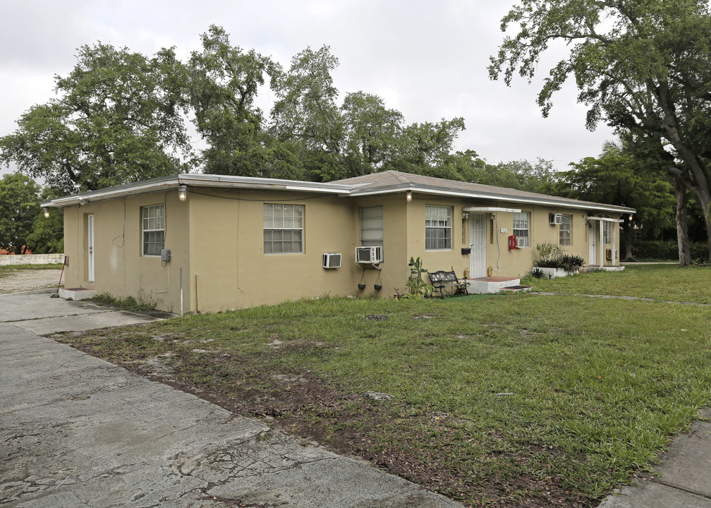 1590 NE 145th St in Miami, FL - Foto de edificio