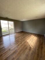 174 N Buhl Farm Dr in Hermitage, PA - Building Photo