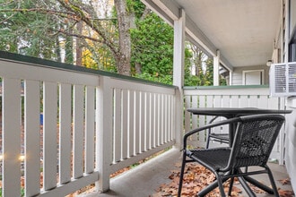 15606 NE 40th St in Redmond, WA - Building Photo - Building Photo