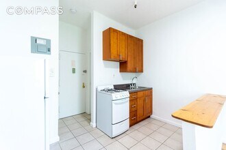320 W 20th St, Unit 15 in New York, NY - Building Photo - Building Photo