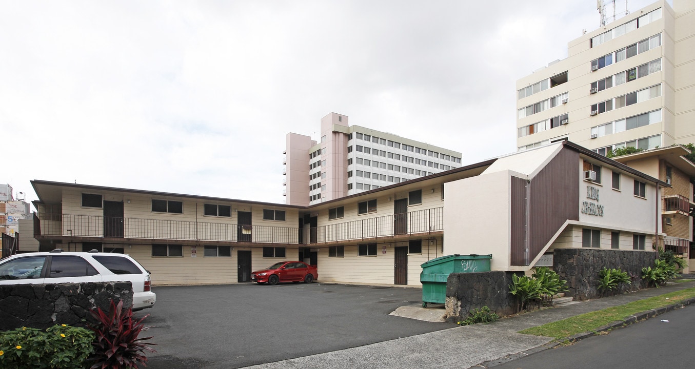 King Charles in Honolulu, HI - Building Photo