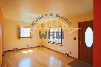 7126 W Tallmadge Pl in Milwaukee, WI - Building Photo - Building Photo