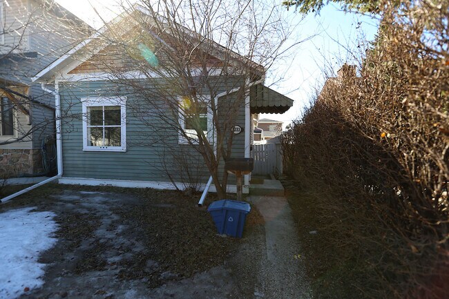 1233-1219 19 Avenue NW in Calgary, AB - Building Photo - Building Photo