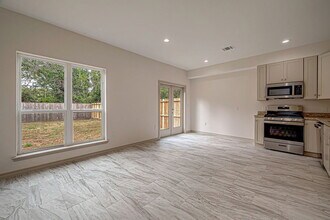 5530 Hirondel in Houston, TX - Foto de edificio - Building Photo