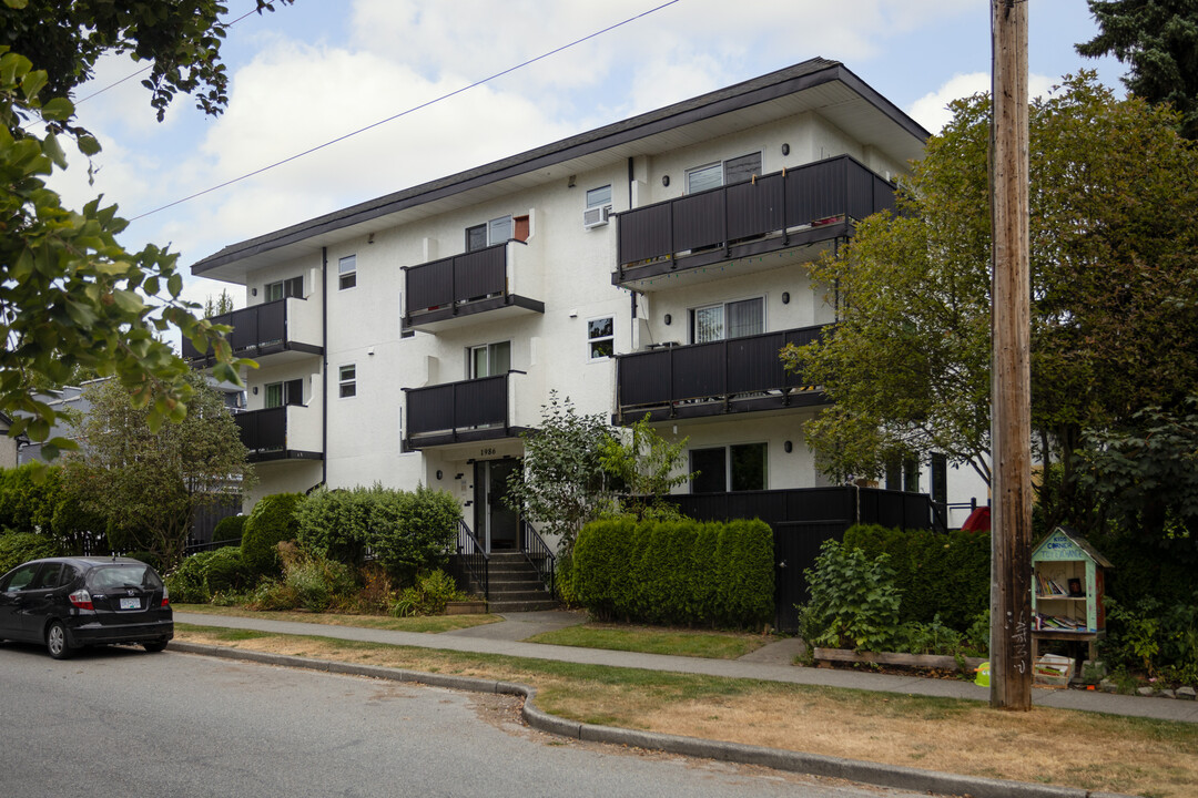 1986 Woodland Dr in Vancouver, BC - Building Photo