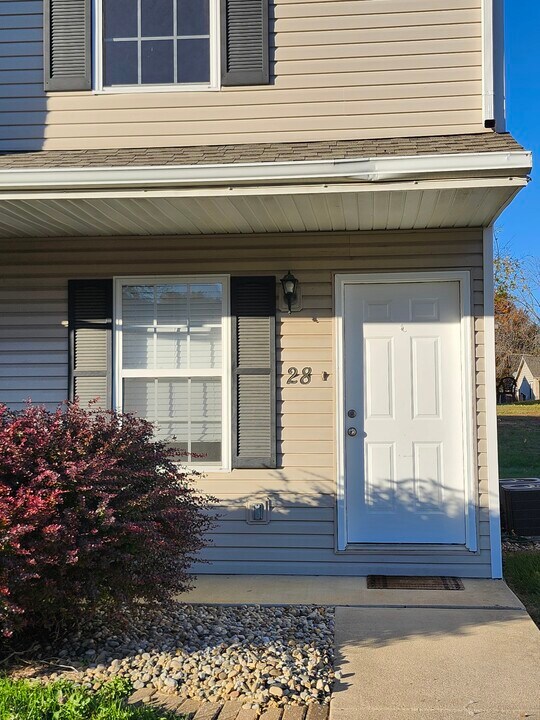 28 Peartree Ln in Glen Carbon, IL - Building Photo