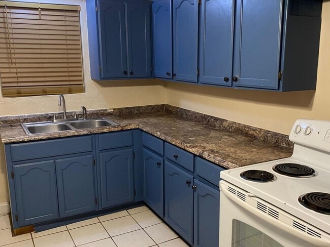 4212 Flores Ave in Laredo, TX - Building Photo - Building Photo