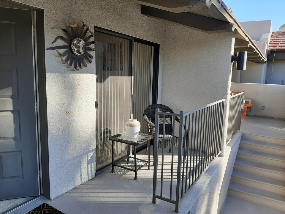 1150 E Amado Rd in Palm Springs, CA - Building Photo