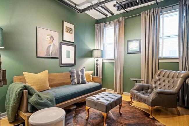 property at 4413 1/2 N Greenview Ave