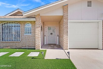 9304 W Osborne Rd in El Paso, TX - Building Photo - Building Photo