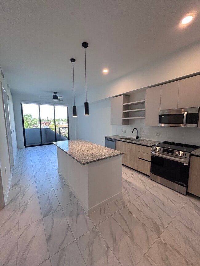 2303 NE 171st St, Unit A3 in Miami, FL - Foto de edificio - Building Photo