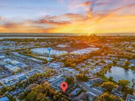 6367 Gateway Ave in Sarasota, FL - Building Photo