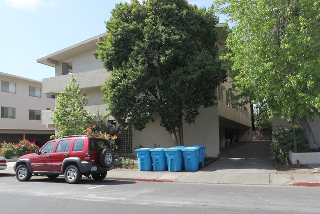1348 Laurel St in San Carlos, CA - Foto de edificio - Building Photo