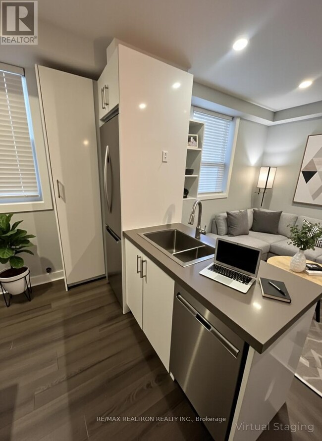 1492 Dundas St E in Toronto, ON - Building Photo - Building Photo