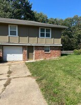 300 NE Westwind Dr in Lee's Summit, MO - Building Photo