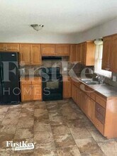 8207 E 85 St in Raytown, MO - Foto de edificio - Building Photo