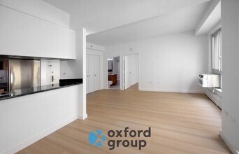 370 W 30th St in New York, NY - Building Photo - Building Photo