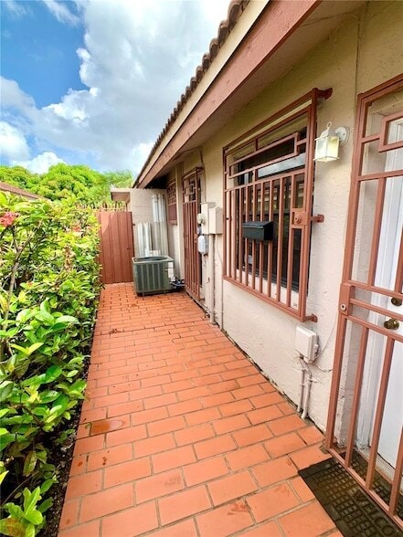 15529 SW 69th Terrace, Unit Side in Miami, FL - Building Photo - Building Photo