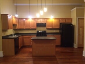 309 N Main St, Unit 3 in Bloomington, IL - Foto de edificio - Building Photo