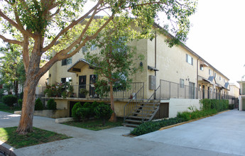 216 W Tujunga Ave in Burbank, CA - Foto de edificio - Building Photo