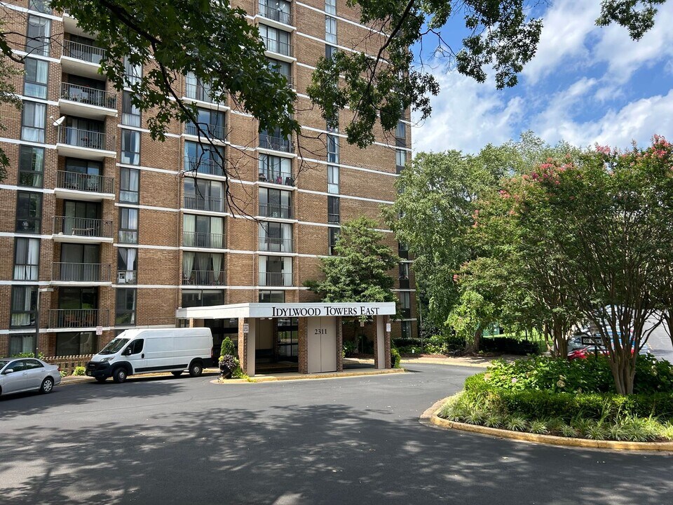 2311 Pimmit Dr in Falls Church, VA - Building Photo