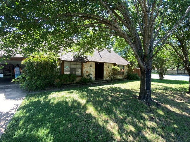 11610 Queens Way in Austin, TX - Building Photo - Building Photo