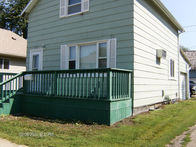 property at 711 S 3rd St