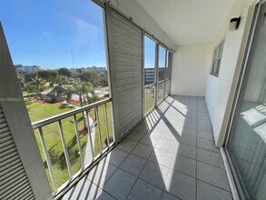 4700 Washington St in Hollywood, FL - Building Photo - Building Photo