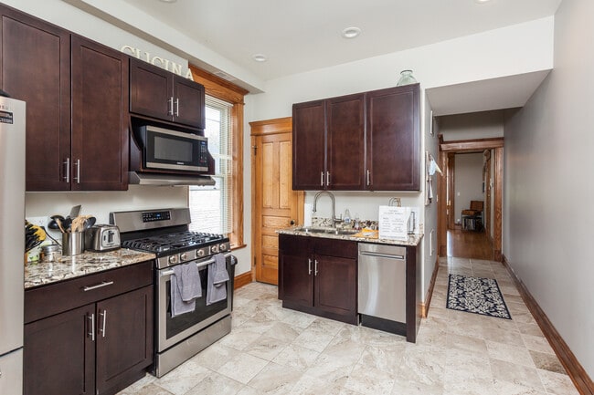 property at 1032 W Roscoe St