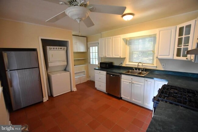 10626 S Dunmoor Dr in Silver Spring, MD - Building Photo - Building Photo