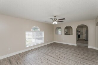 12726 Kings Lake Dr in Gibsonton, FL - Building Photo - Building Photo