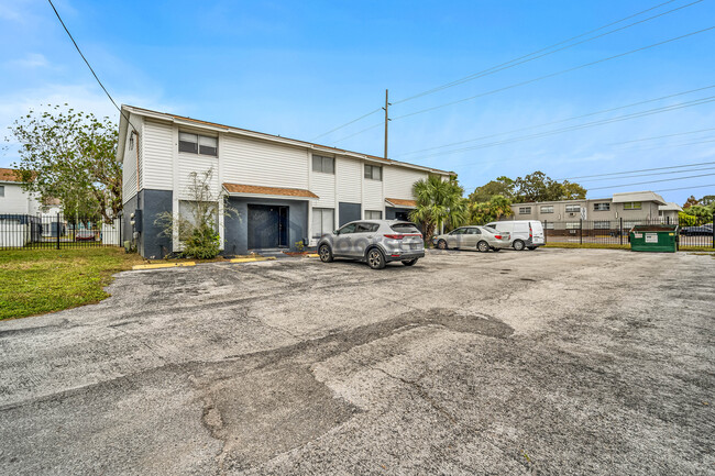 13056 N 20th St in Tampa, FL - Building Photo - Building Photo