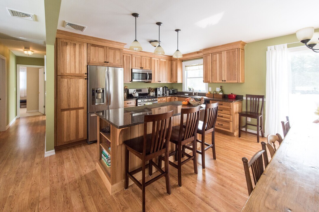 16 Beechwood Dr in Southampton, NY - Building Photo