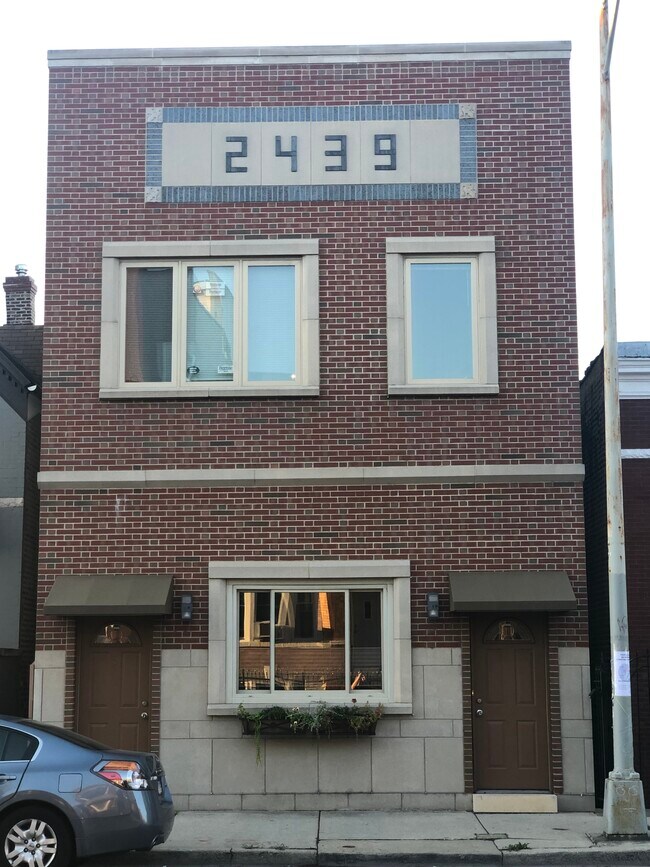 2439 W Augusta Blvd, Unit 1st floor coach house