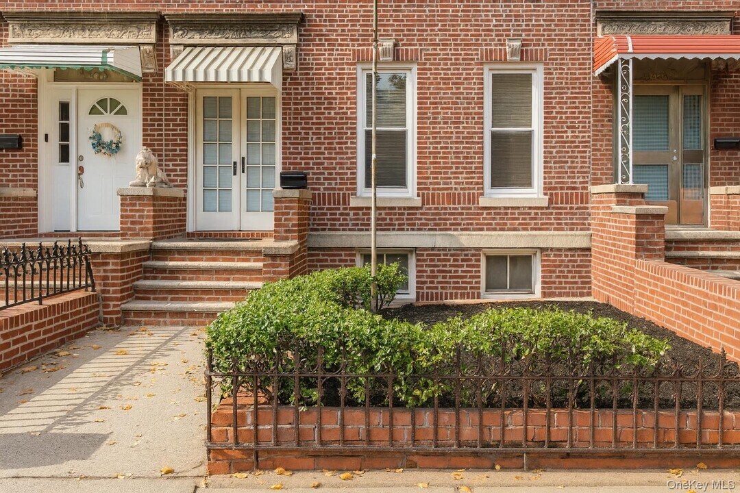 47-18 39th Pl in Queens, NY - Building Photo