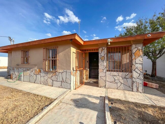 105 Ranch Rd in Laredo, TX - Building Photo - Building Photo