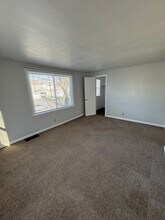 142 Cayuta St, Unit 202 in Corning, NY - Foto de edificio - Building Photo