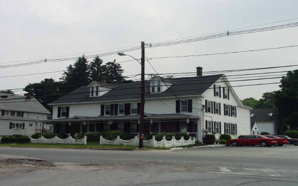 29 Charlton St in Oxford, MA - Foto de edificio - Building Photo