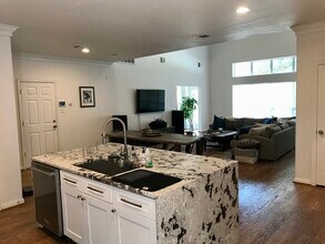 3103 Hedgerow Dr in Dallas, TX - Building Photo - Building Photo